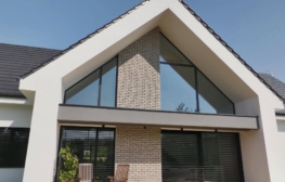 Okna aluminiowe trapezowe w domu z belką solarną