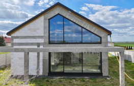Symetria w wielkoformatowych przeszkleniach aluminiowych — realizacja SALVA, Poznań